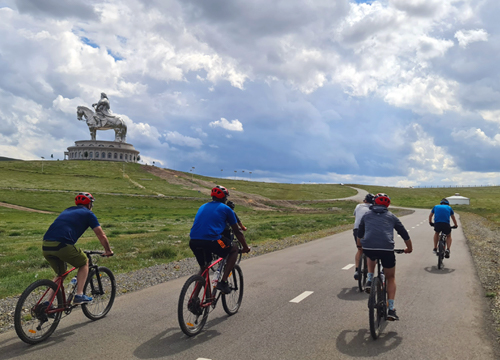 A day cycling trip to Chinggis Khan statue